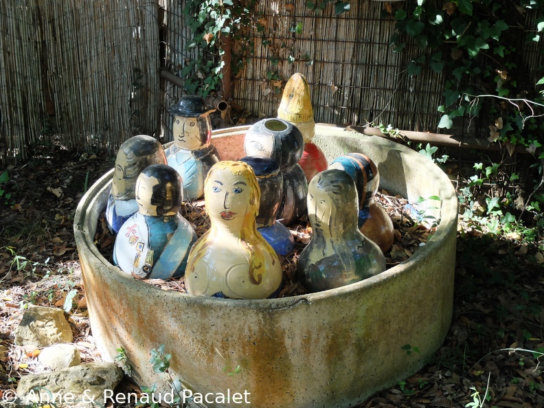 Personnages partageant la même baignoire (ou la même marmite cannibale ?)