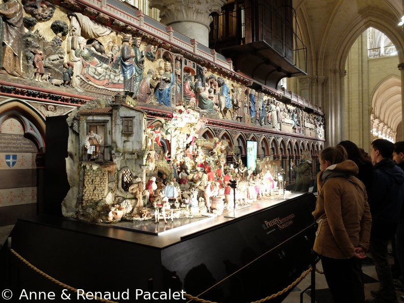 La clôture du cœur et la crèche de Noël