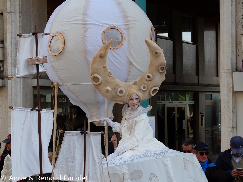 Madame la Lune