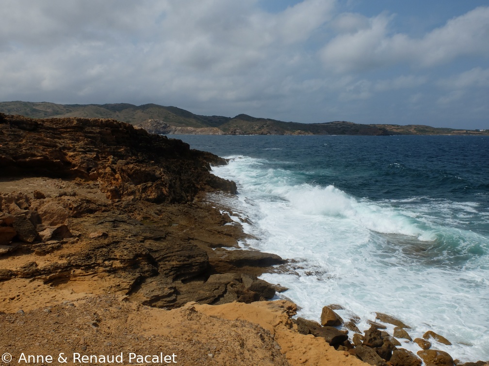 La méditerranée agitée sur les rochers de Fornells