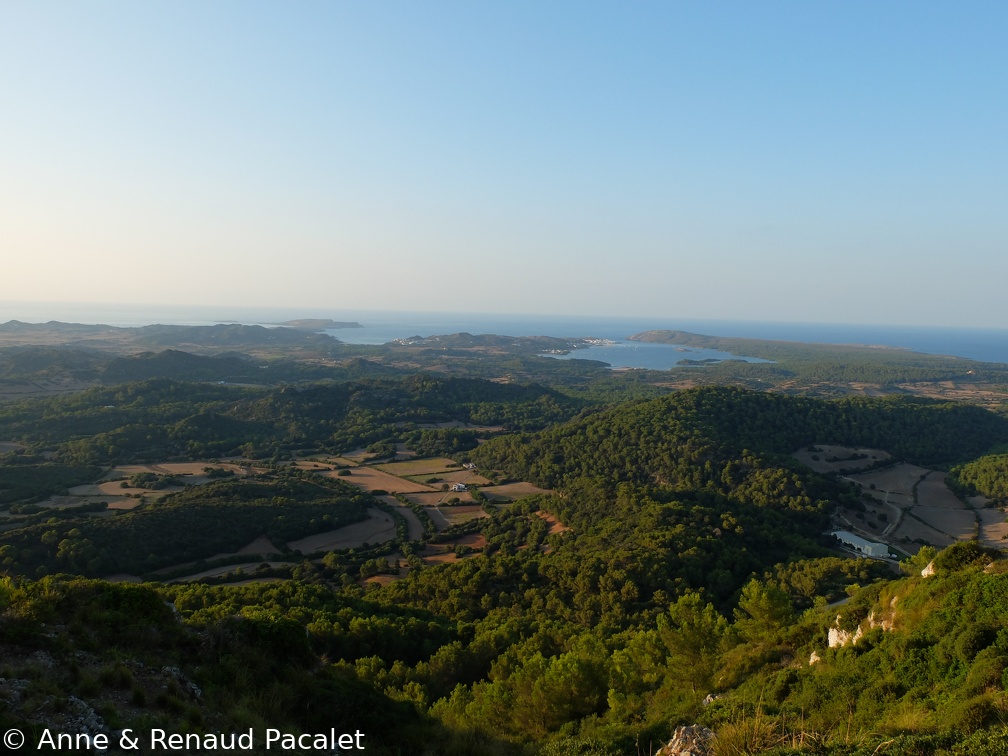 La baie de Fornells vue depuis le mont Toro