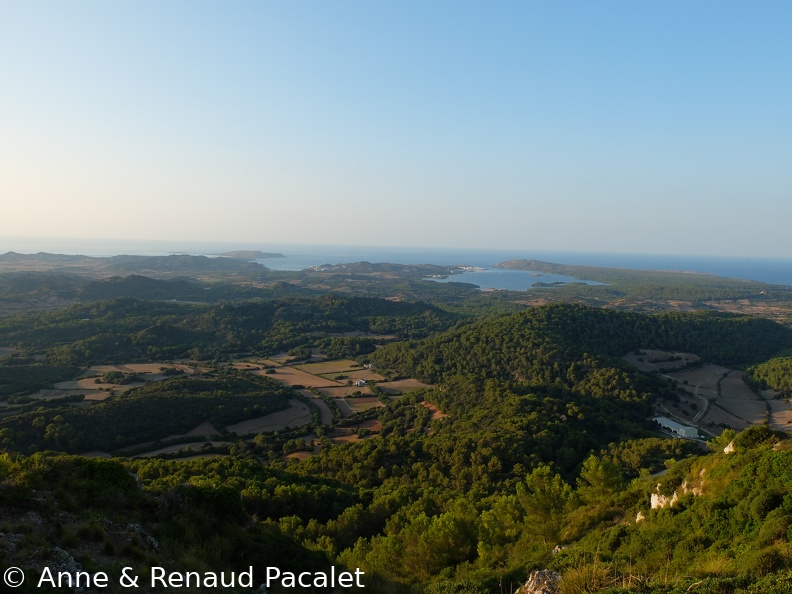 La baie de Fornells vue depuis le mont Toro
