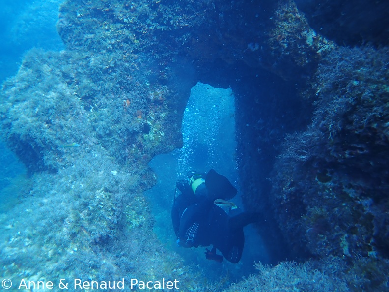 Un des nombreux rochers troués