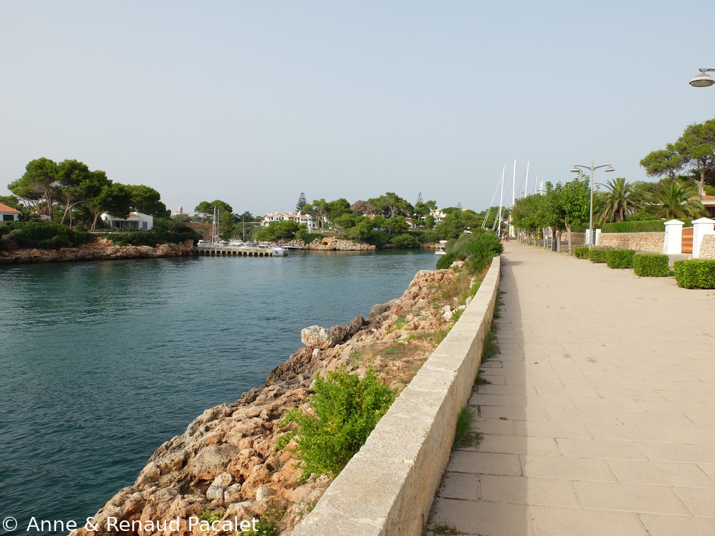 La promenade le long du bras de mer qui sert de port