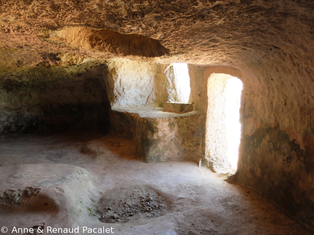 La grotte numéro 4 de la nécropole de Cala Morell