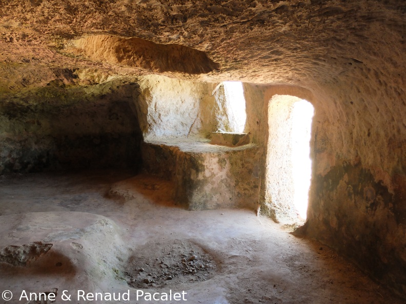 La grotte numéro 4 de la nécropole de Cala Morell