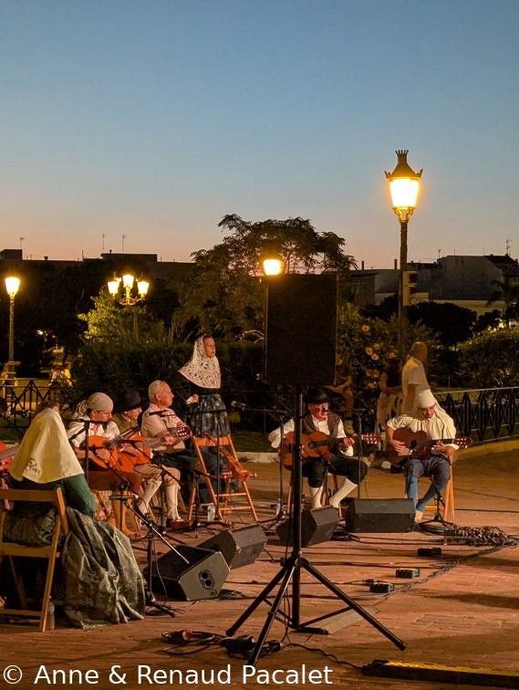 Musique, chants et danses folkloriques sur la Plaça des Born
