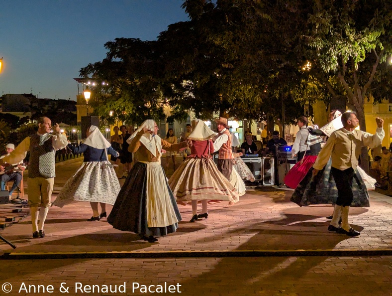 Musique, chants et danses folkloriques sur la Plaça des Born
