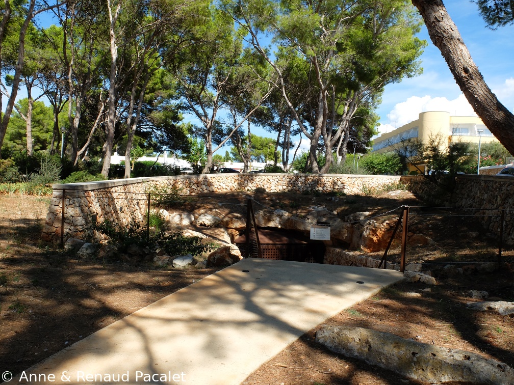 L'entrée de la grotte de s'Aigua
