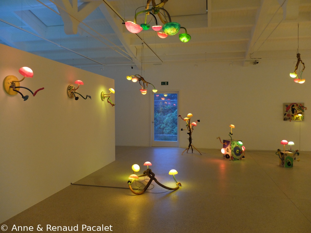 Lampshares de Mika Rottenberg