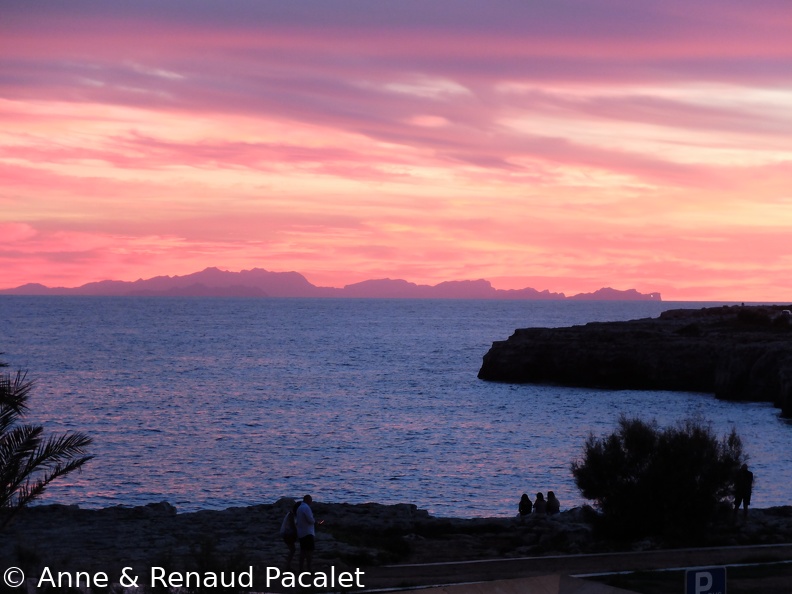 Majorque à l'horizon pendant un coucher de soleil