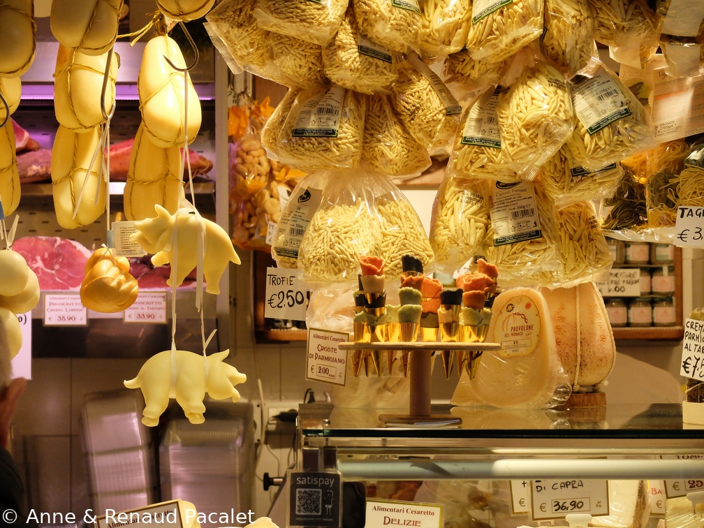 Pâtes et mozzarella séchée en forme de cochon