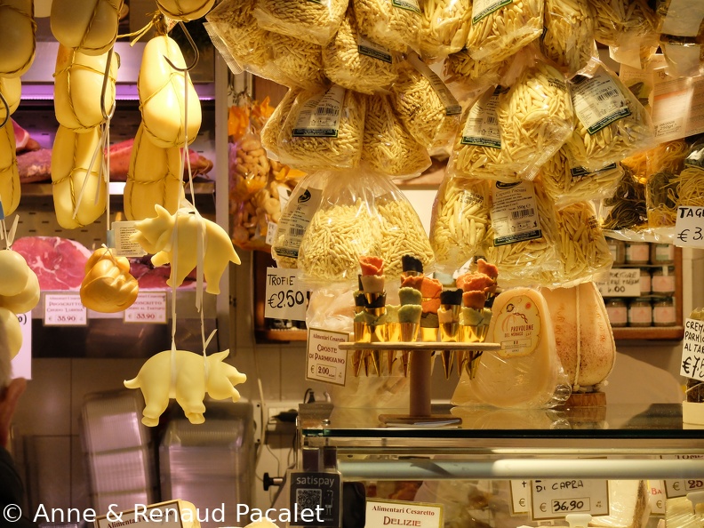 Pâtes et mozzarella séchée en forme de cochon