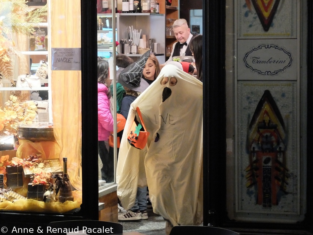 Le racket des commerces par des hordes de fantômes, sorcières et autres squelettes