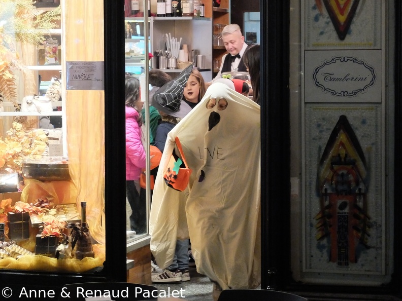 Le racket des commerces par des hordes de fantômes, sorcières et autres squelettes