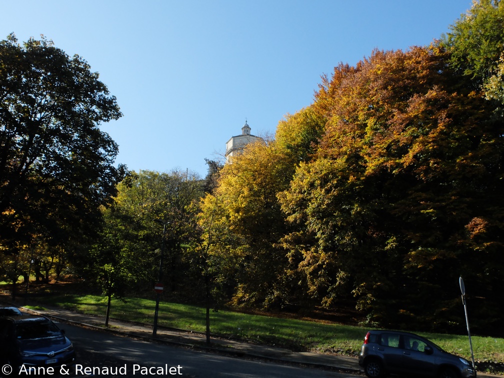 La basilique de Monte dei Cappuccini dans les arbres aux couleurs d'automne