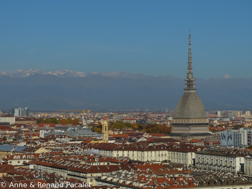 Vue sur les toits de Turin, la Mole Antonelliana et les Alpes, depuis le Monte dei Cappuccini