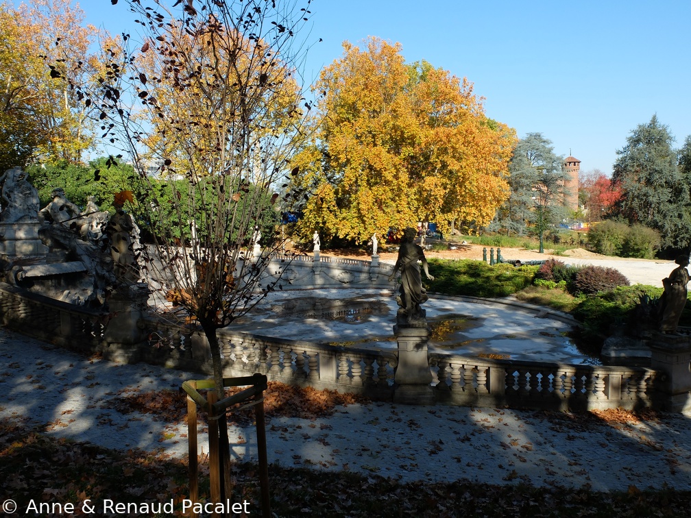 La fontaine des mois avec, tout au fond, la forteresse médiévale
