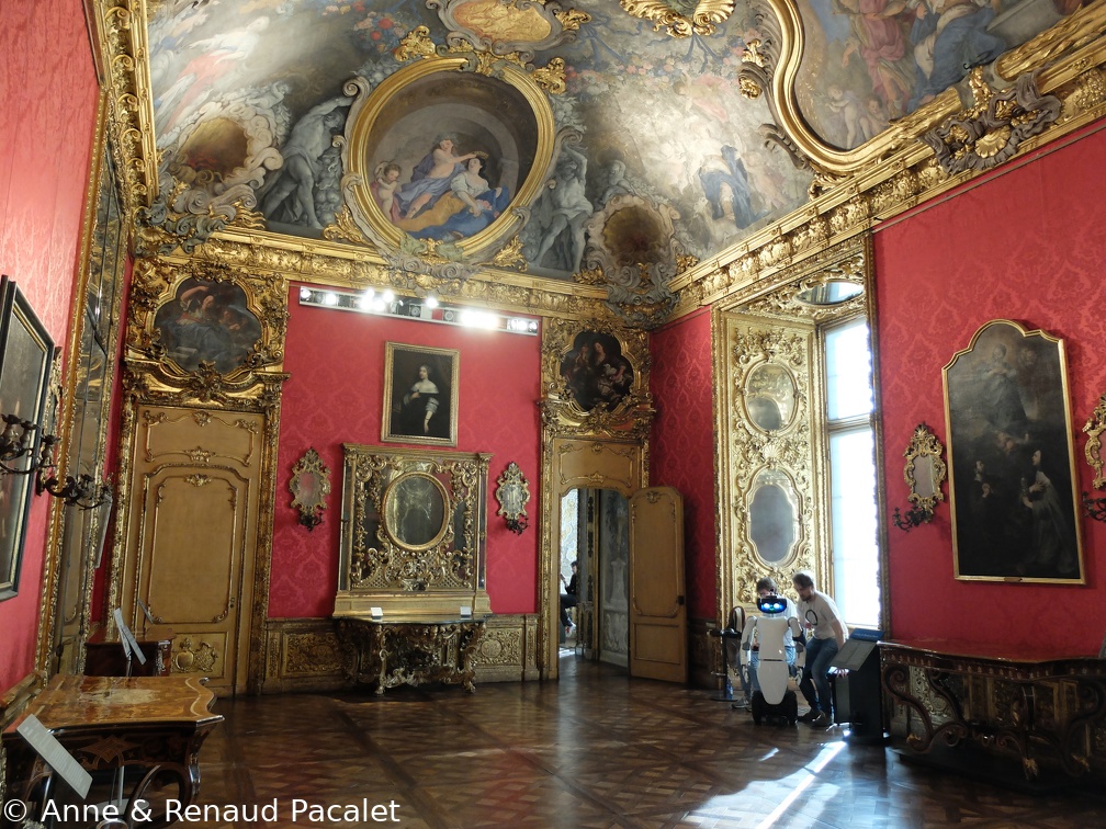 Le salon rouge avec WALE-E dans un coin