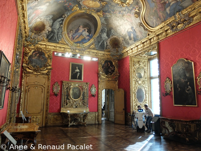 Le salon rouge avec WALE-E dans un coin