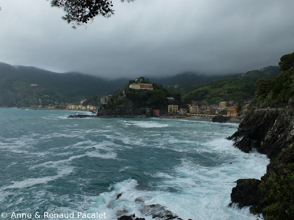 Monterosso vu depuis le sentier vert-azur vers Vernazza