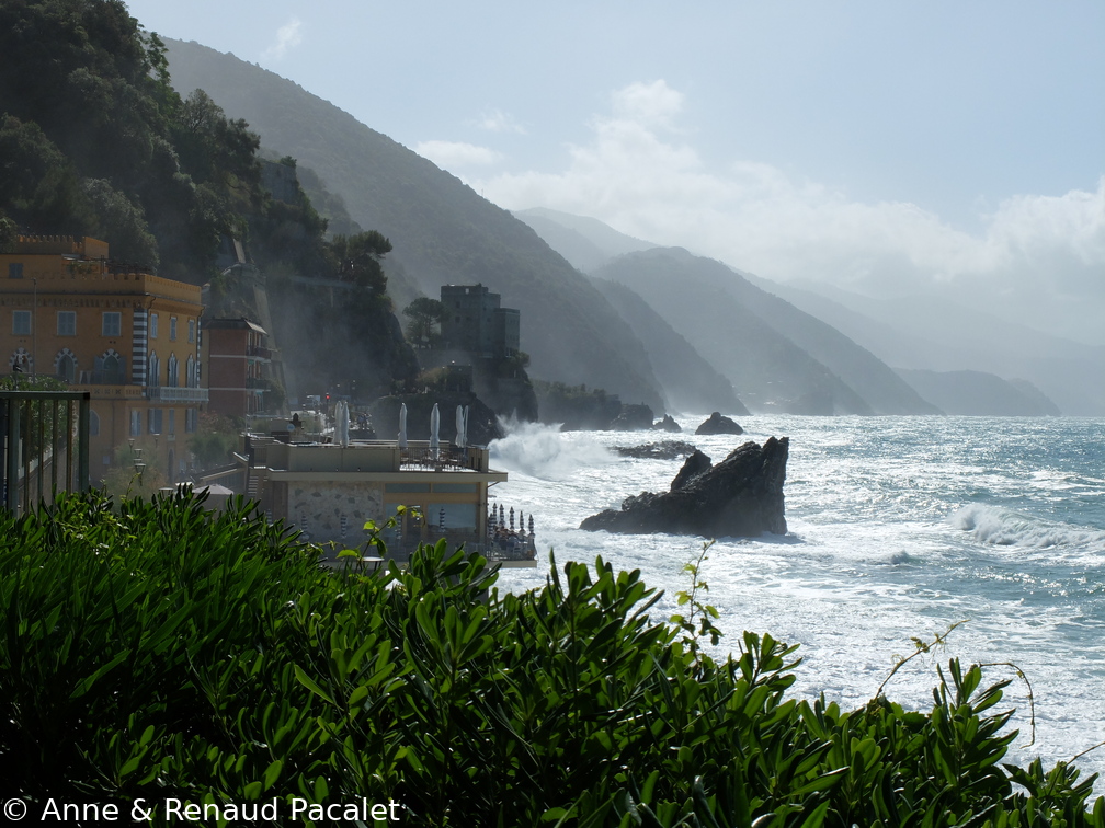 La Torre Aurora de Monterosso dans les embruns du matin