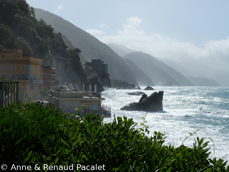 La Torre Aurora de Monterosso dans les embruns du matin