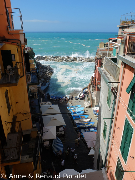 Malgré la digue les barques ont été mises à l'abri sur la place principale de Riomaggiore