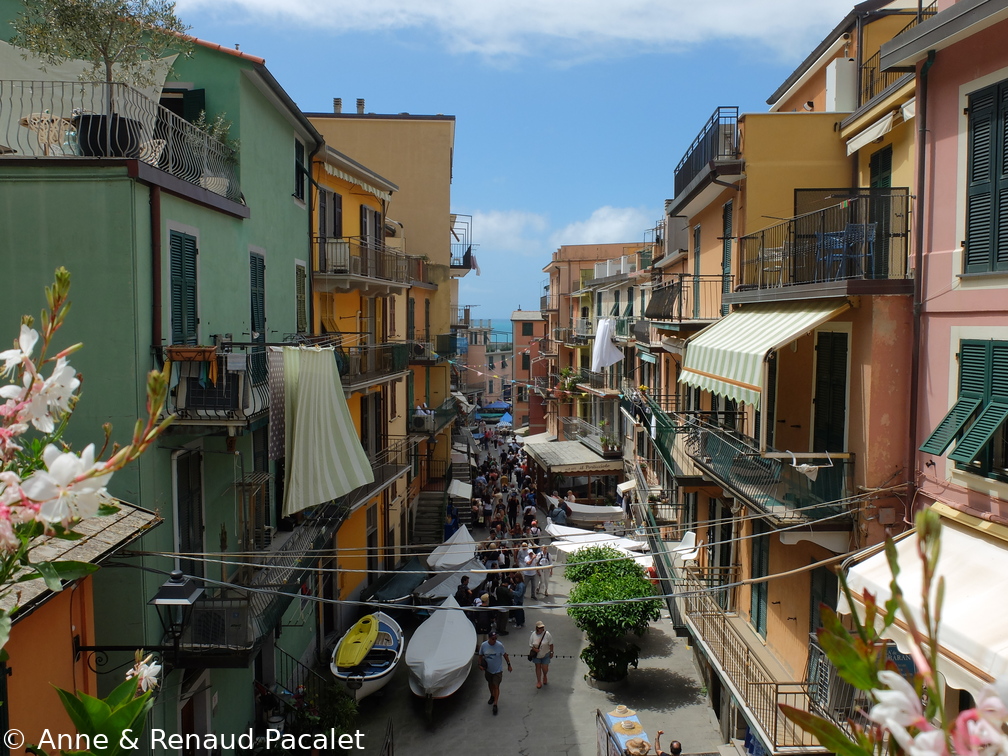 La Via Discovolo, rue principale de Manarola, transformée en parking pour les barques remontées du port