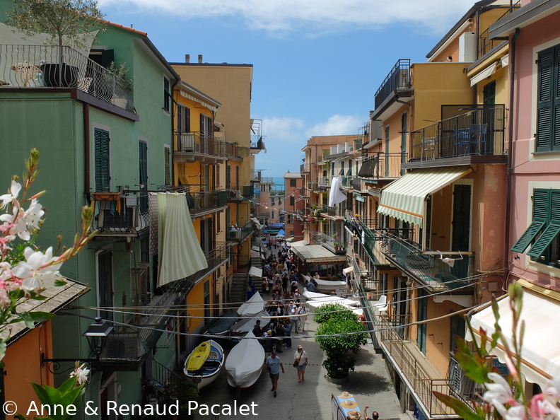 La Via Discovolo, rue principale de Manarola, transformée en parking pour les barques remontées du port