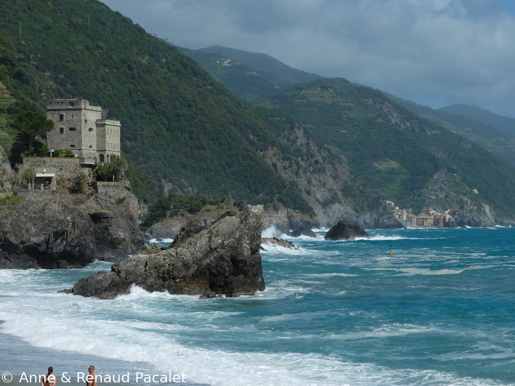 La Torre Aurora de Monterosso et Vernazza au loin sous le soleil d'après-midi