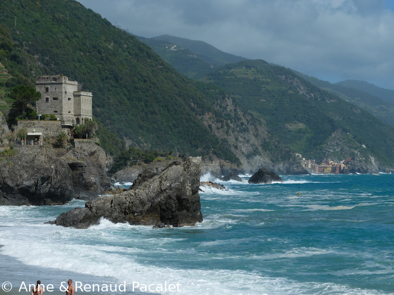 La Torre Aurora de Monterosso et Vernazza au loin sous le soleil d'après-midi