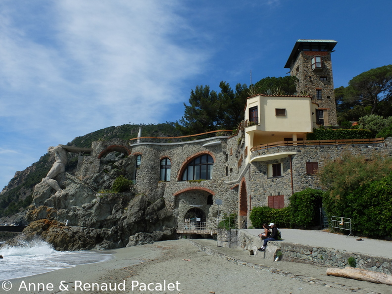 La Villa Pastine, terminée par le "Gigante", à Monterosso