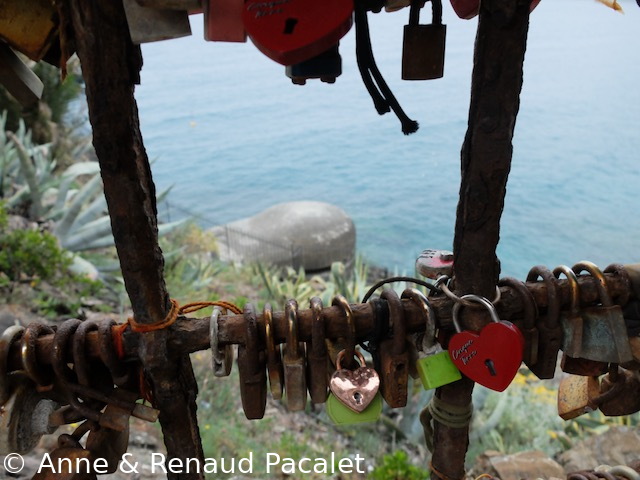 Love WPCAPTION Hate, ou la maladie des cadenas sur la grille de protection au-dessus du blockhaus à Monterosso al Mare