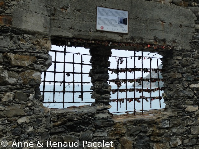 La maladie des cadenas sur la grille de protection au-dessus du blockhaus à Monterosso al Mare