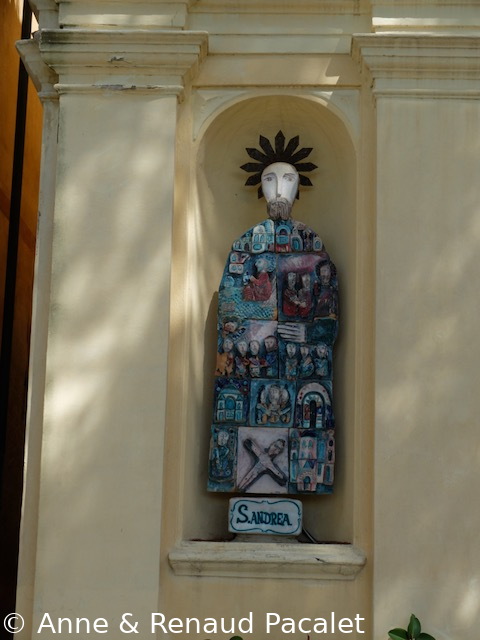 La statue de Sant Andrea sur la façade de l'église de Fegina à Monterosso al Mare