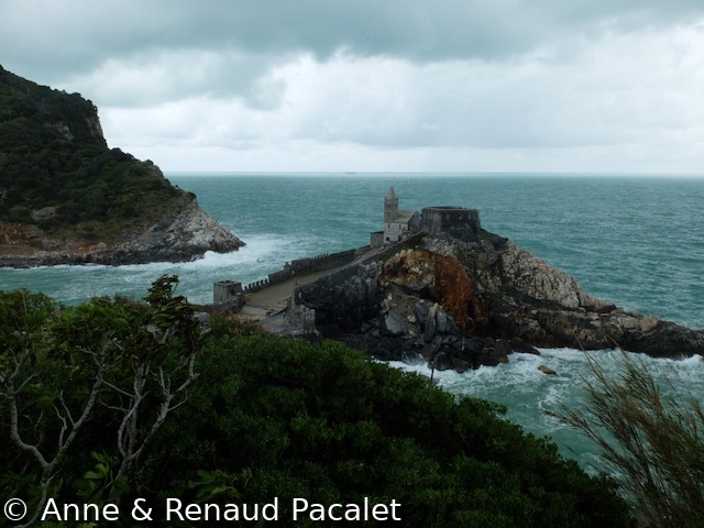 L'église di San Pietro à Porto Venere, vue depuis le cimetière sous les remparts du château