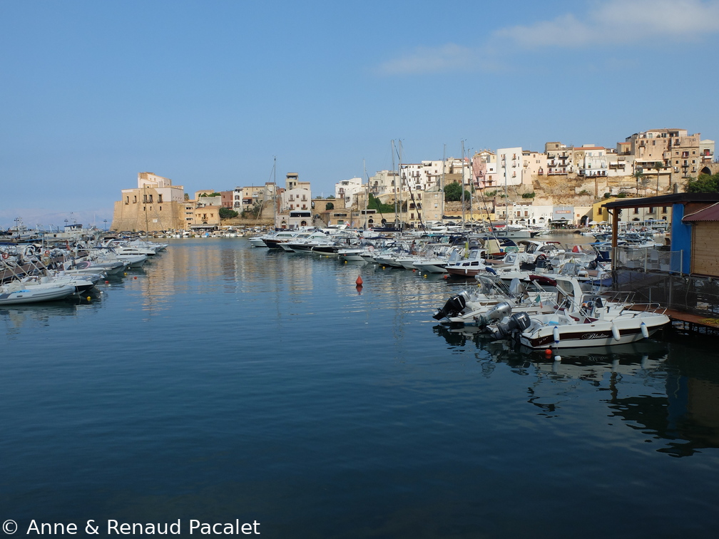 Le port et la citadelle de Castellammare del Golfo