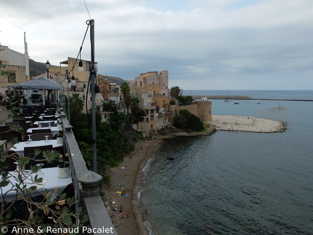 La citadelle de Castellammare del Golfo et les restaurants de la corniche