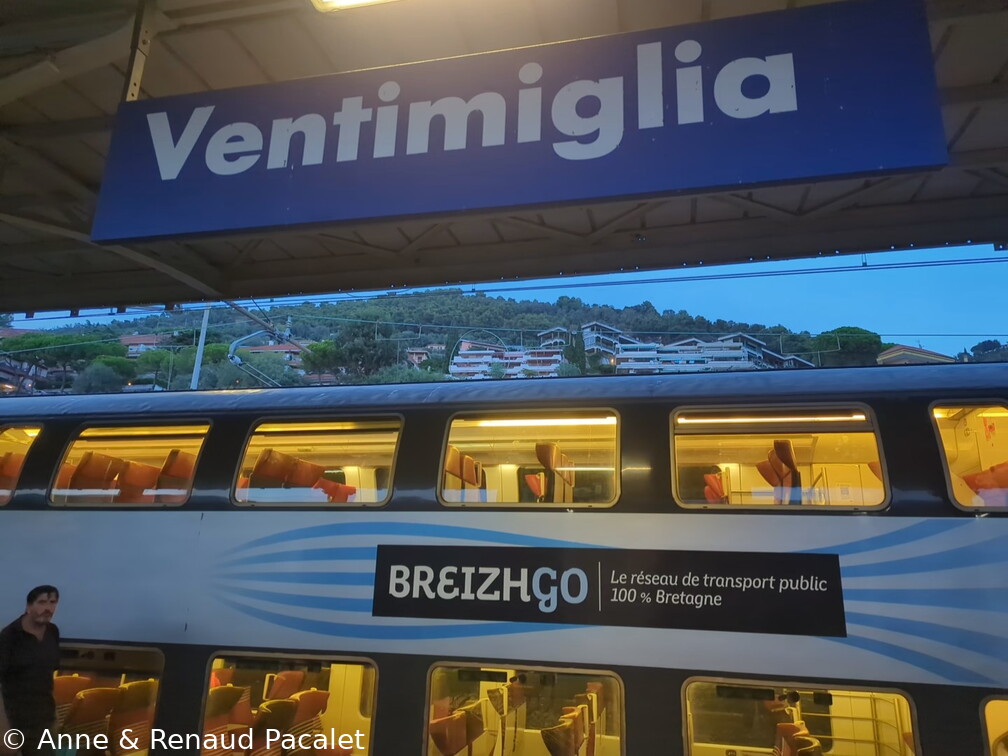 Le TER de la région Bretagne en gare de Vintimille