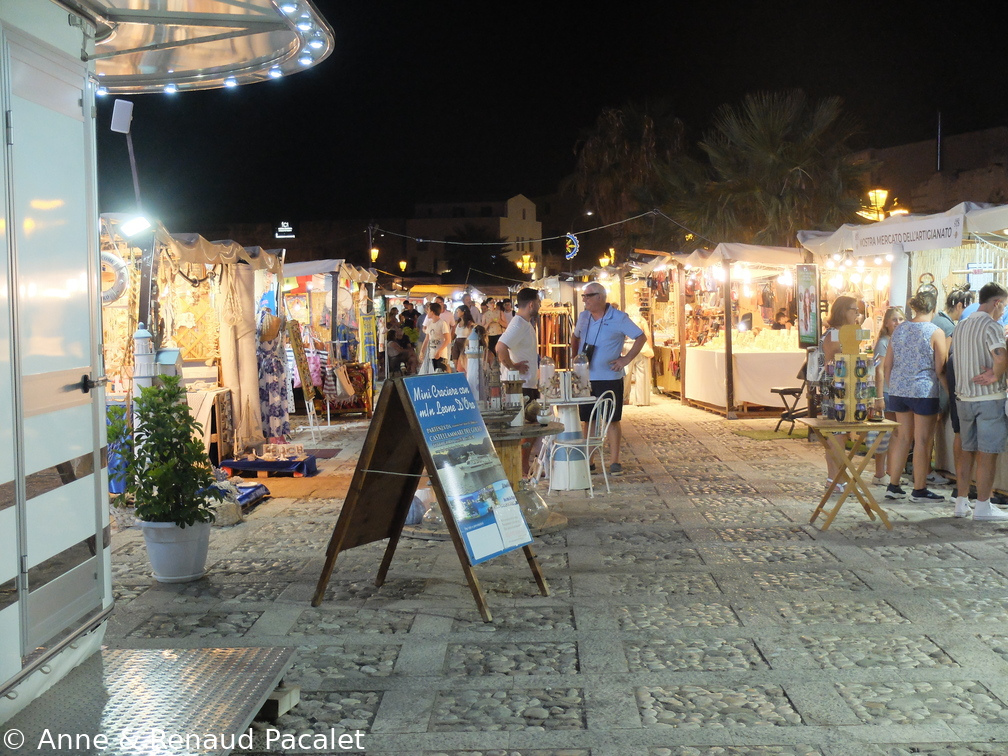 Le marché artisanal de nuit sur le Largo Petrolo