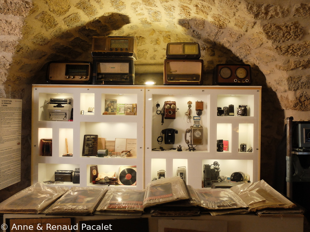 Vieux téléphones, machines à écrire et postes de radio