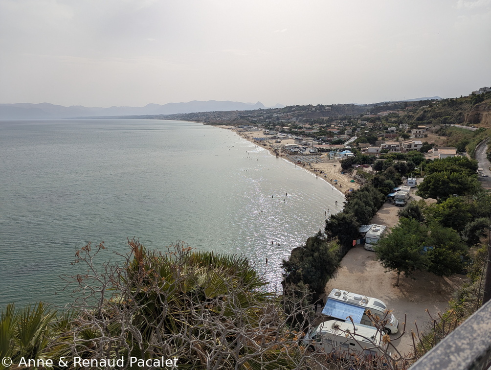 La grande plage à l'est de Castellammare del Golfo