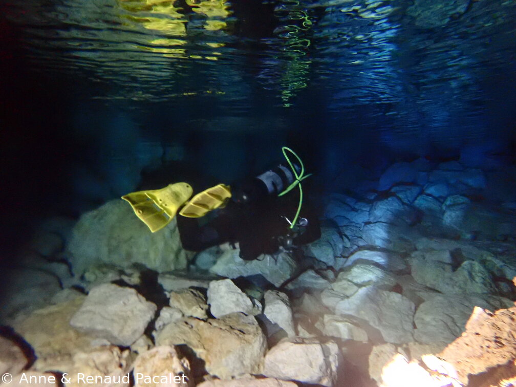 Au fond de la grotte, juste sous la surface