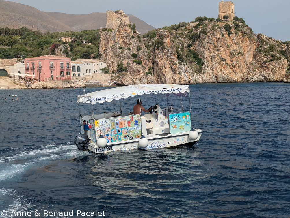 Le bateau du marchand de glaces