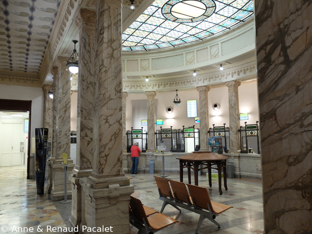 Les guichets et la verrière de la poste centrale de Trapani