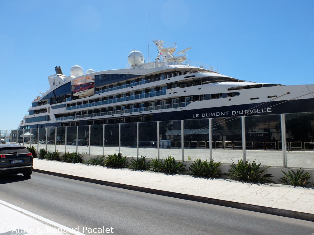 Un paquebot de croisière Ponant dans le port de Trapani