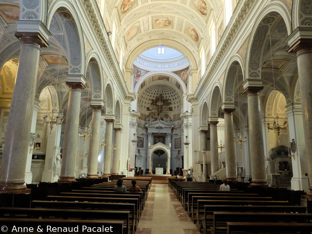 La nef centrale de la cathédrale San Lorenzo