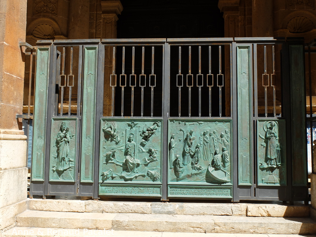 L'un des trois portails de la cathédrale San Lorenzo