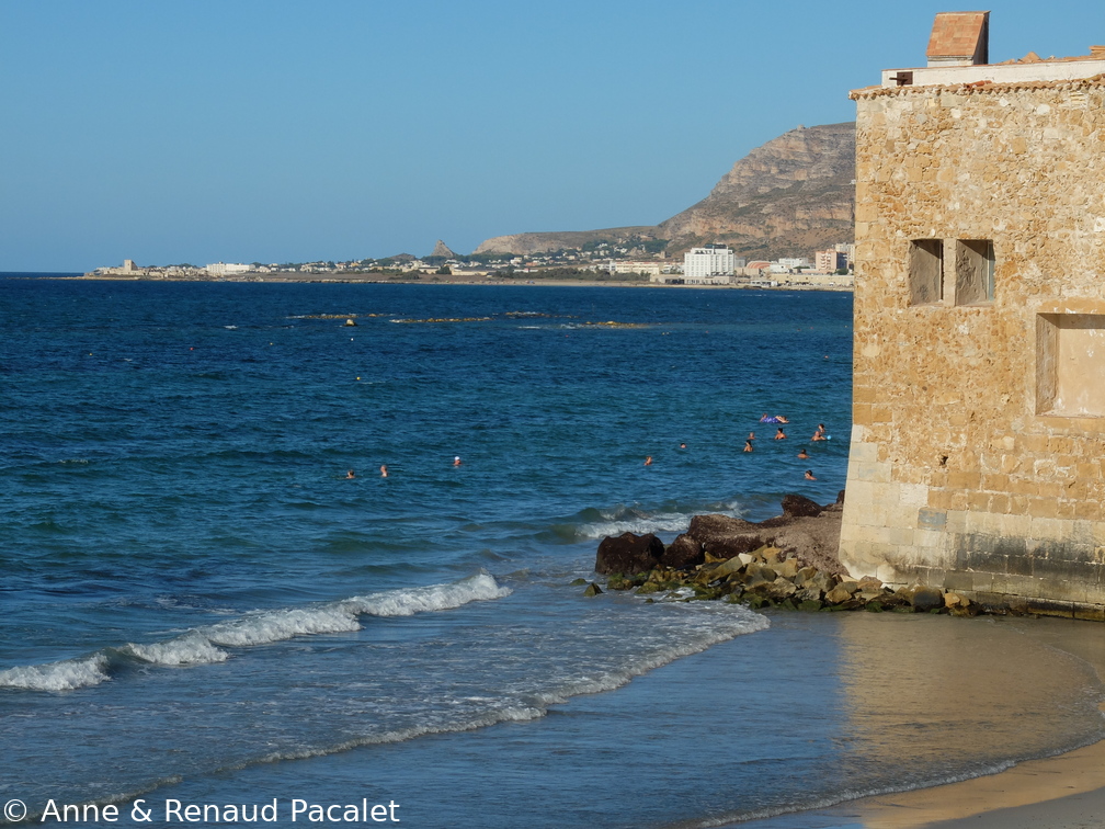 La plage devant le Bastione Imperiale o di Sant'Anna